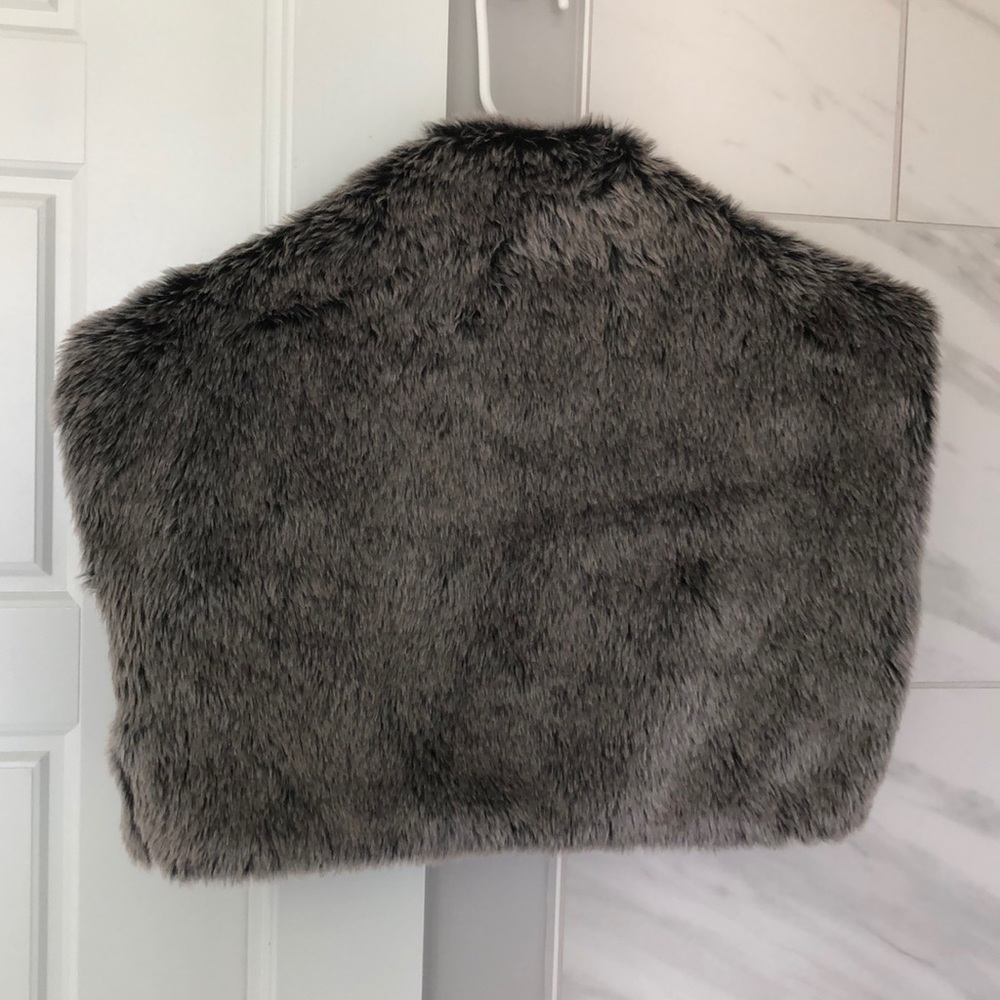 Fur shaw - Picture 2 of 3
